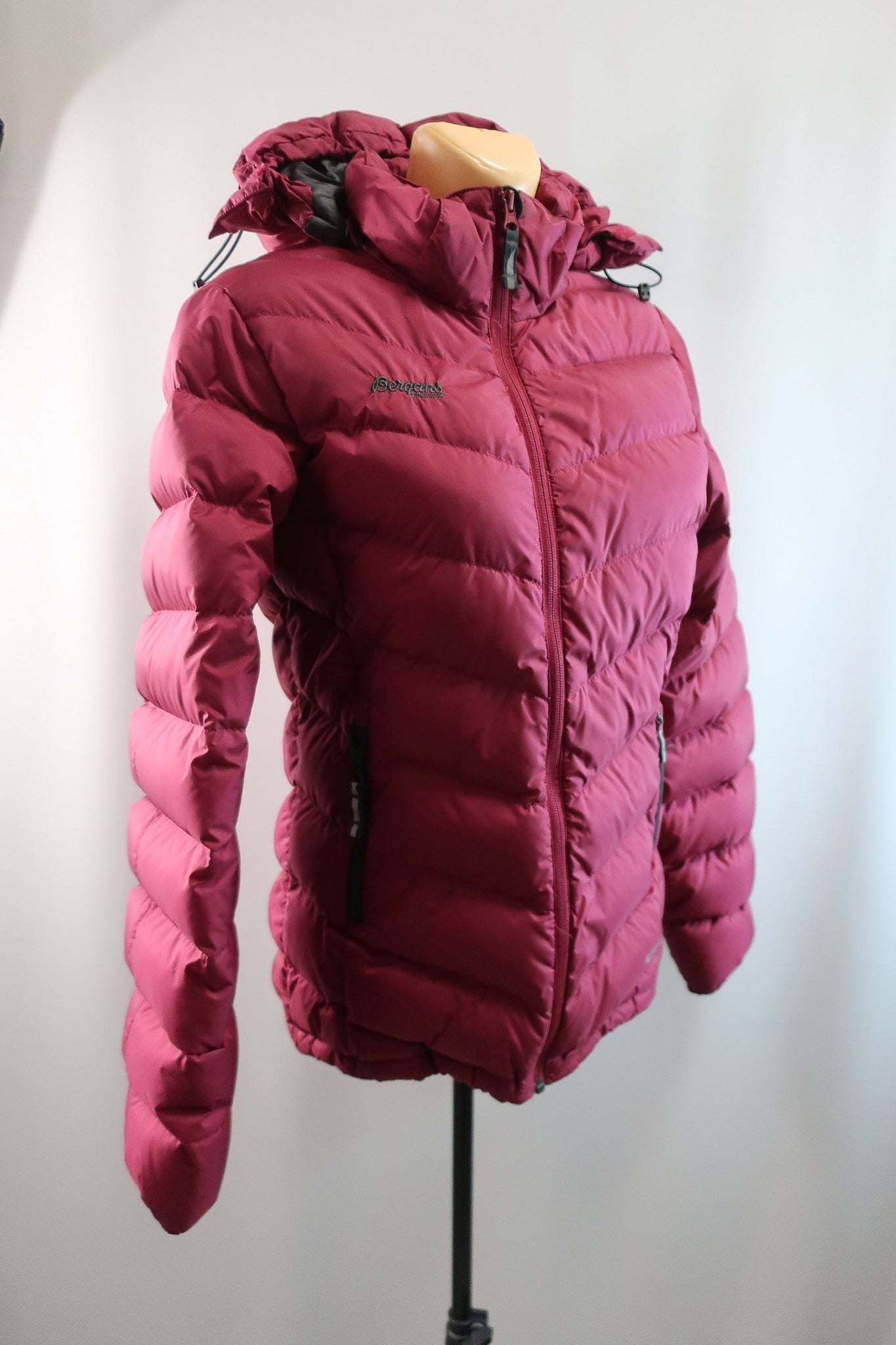 BERGANS pūkinė striukė 164 ūgiui