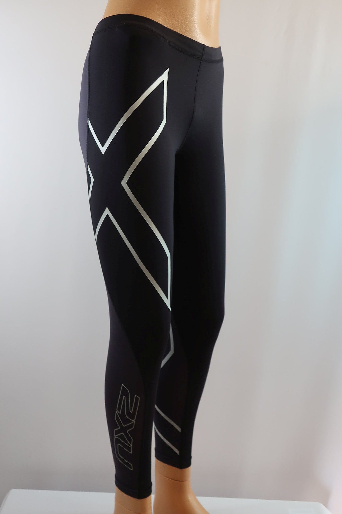 2XU moteriškos sportinės kompresinės tamprės M dydis