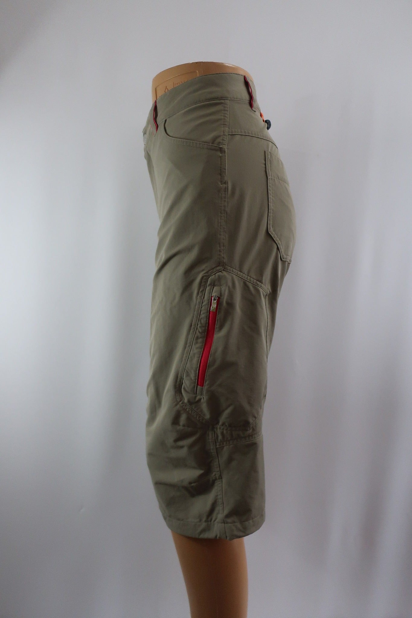 PEAK PERFORMANCE moteriški bridžai/ilgesni šortai L/XL dydis