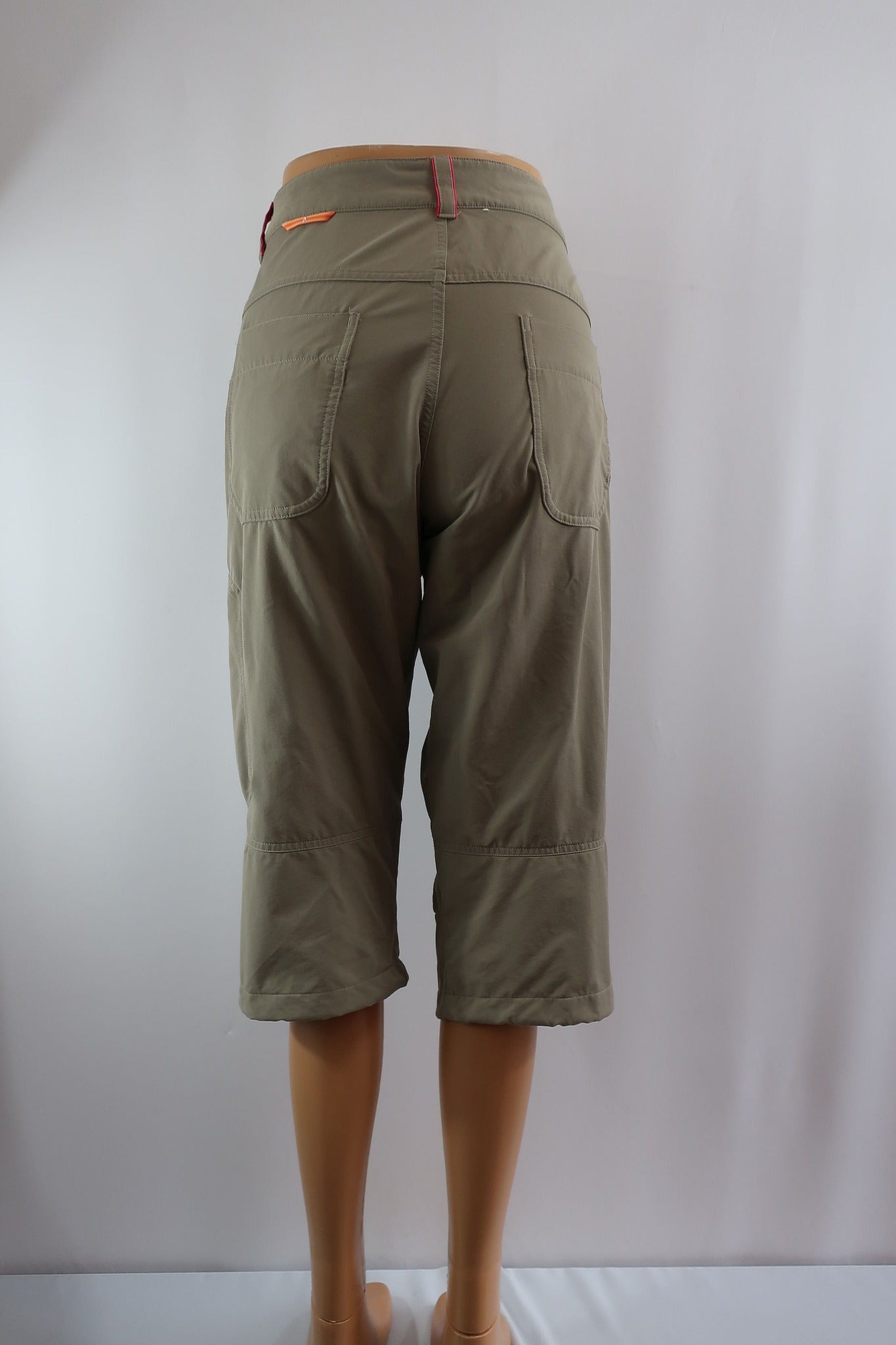 PEAK PERFORMANCE moteriški bridžai/ilgesni šortai L/XL dydis
