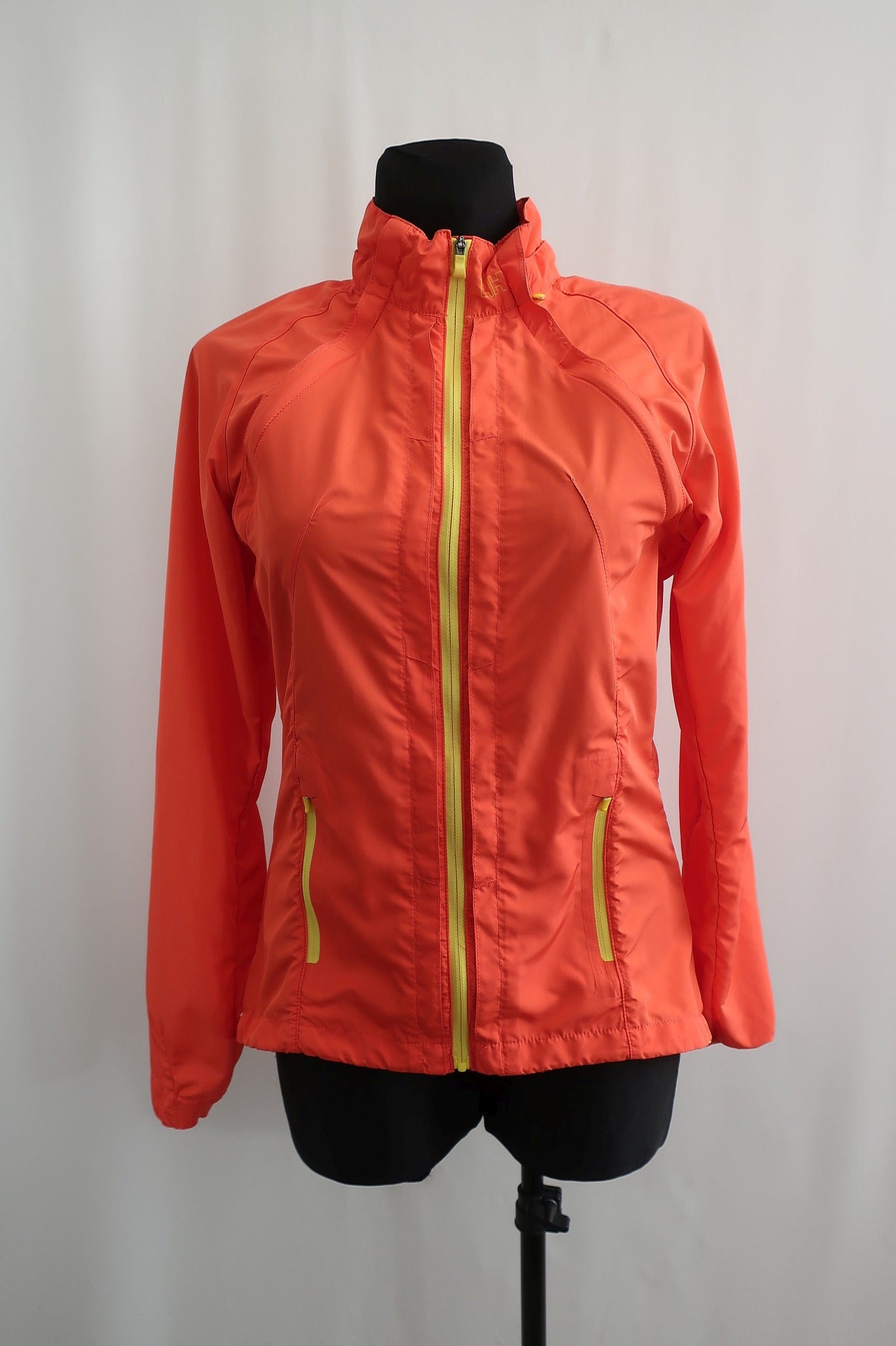 HELLY HANSEN moteriškas bėgimo švarkas/ striukė S/M dydis.