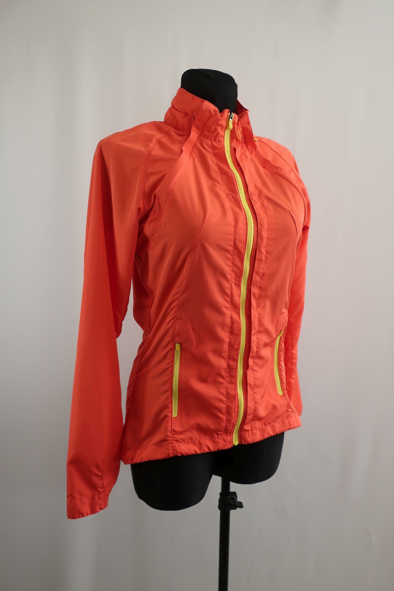 HELLY HANSEN moteriškas bėgimo švarkas/ striukė S/M dydis.