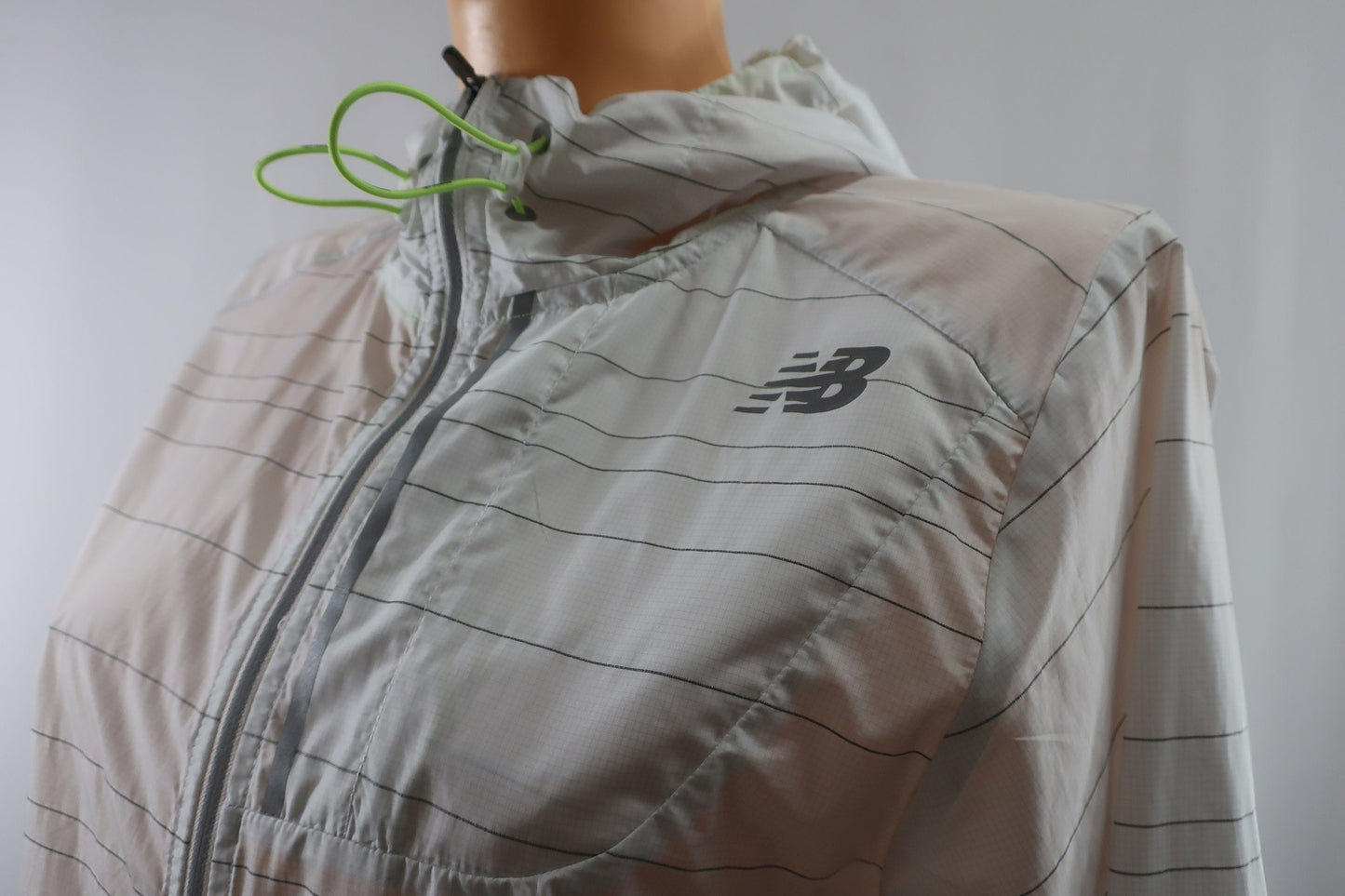 NEW BALANCE moteriška lengva sportinė striukė/vėjinukė/švarkas S dydis