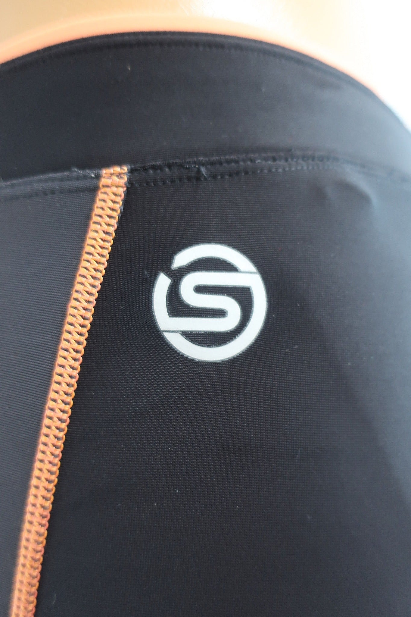 SKINS naujos moteriškos sportinės tamprės/ilgesni šortai S dydis .