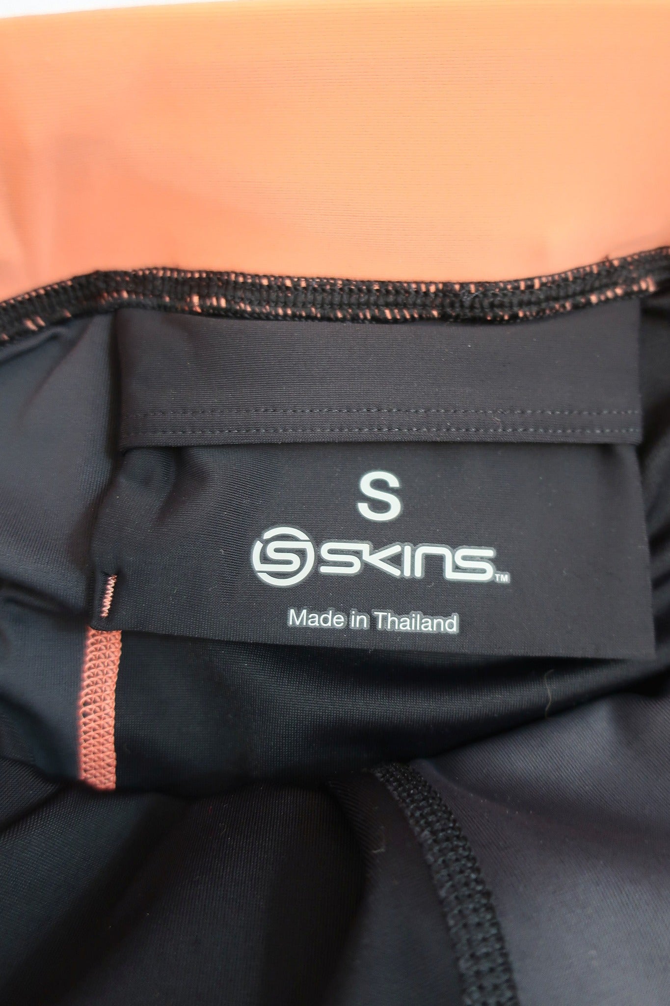 SKINS naujos moteriškos sportinės tamprės/ilgesni šortai S dydis .