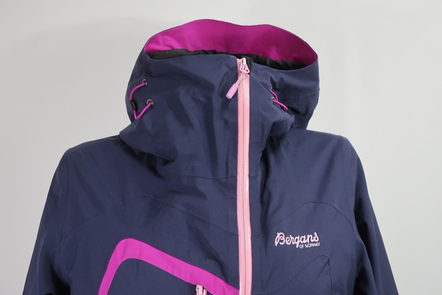 BERGANS moteriška striukė su Primaloft S dydis