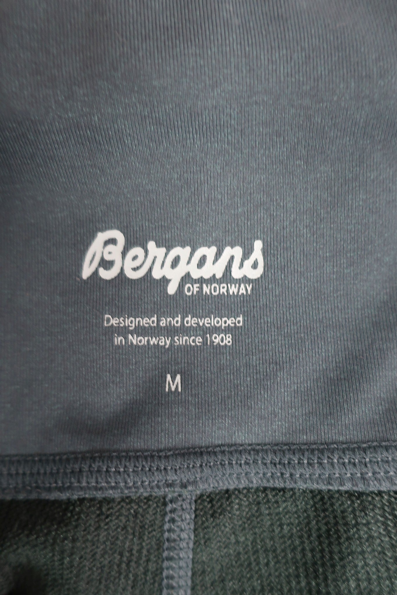 BERGANS moteriški laisvalaikio ilgesni šortai/bridžai M/L dydis