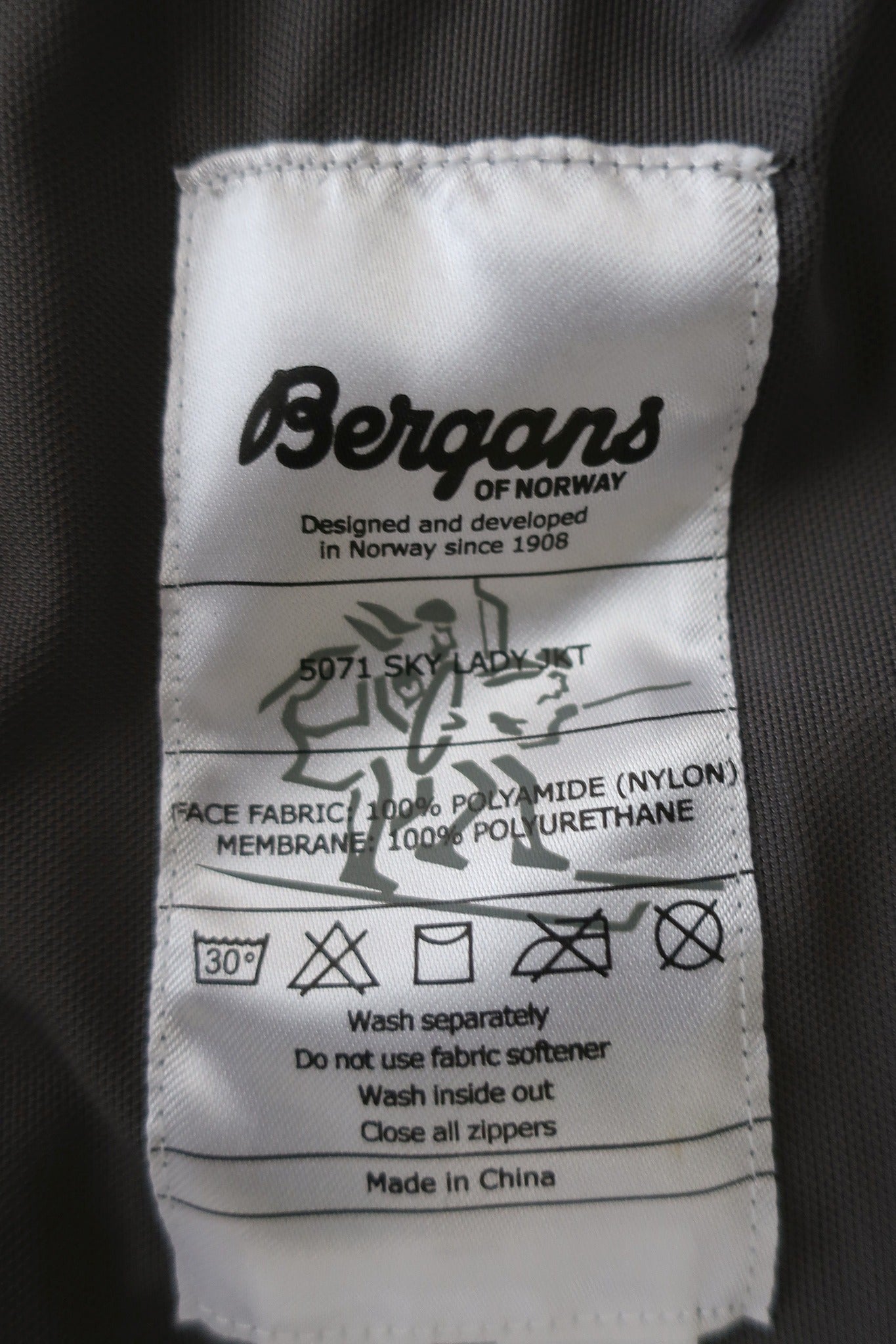 BERGANS nauja moteriška laminuota striukė M dydis