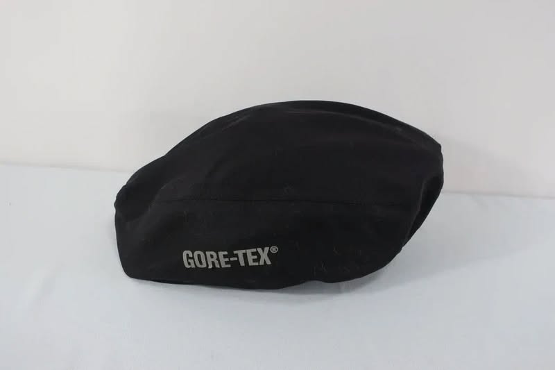 GORE BIKE apdangalas dviratininko šalmui su Gore-Tex membrana.