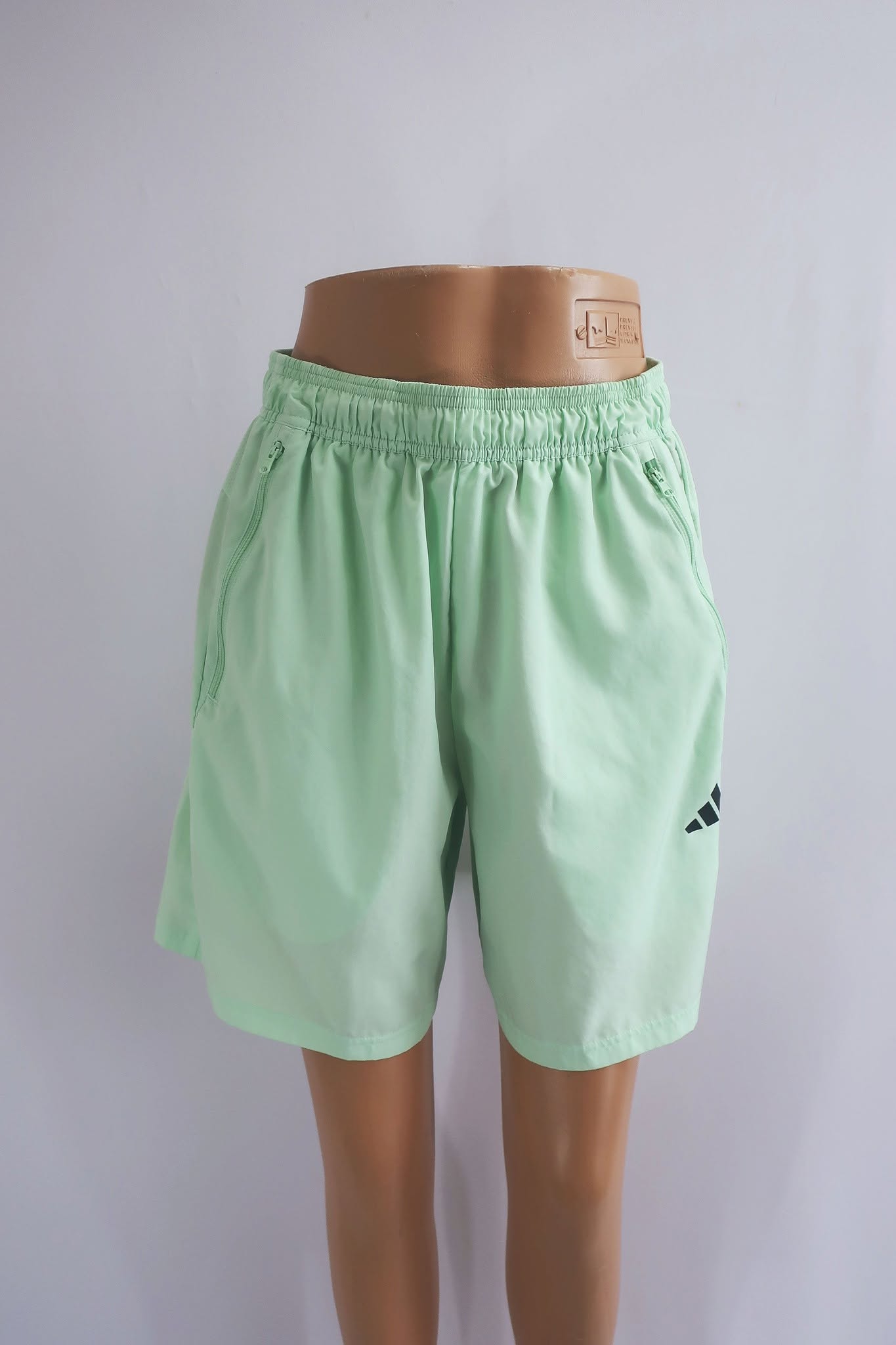 ADIDAS vyriški lengvi šortai M/L dydis