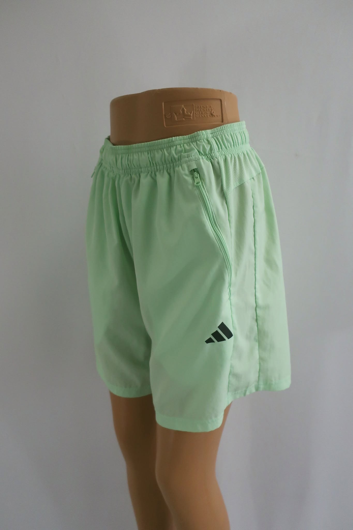 ADIDAS vyriški lengvi šortai M/L dydis