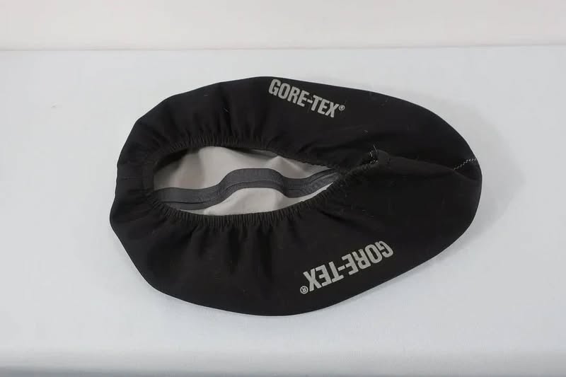 GORE BIKE apdangalas dviratininko šalmui su Gore-Tex membrana.