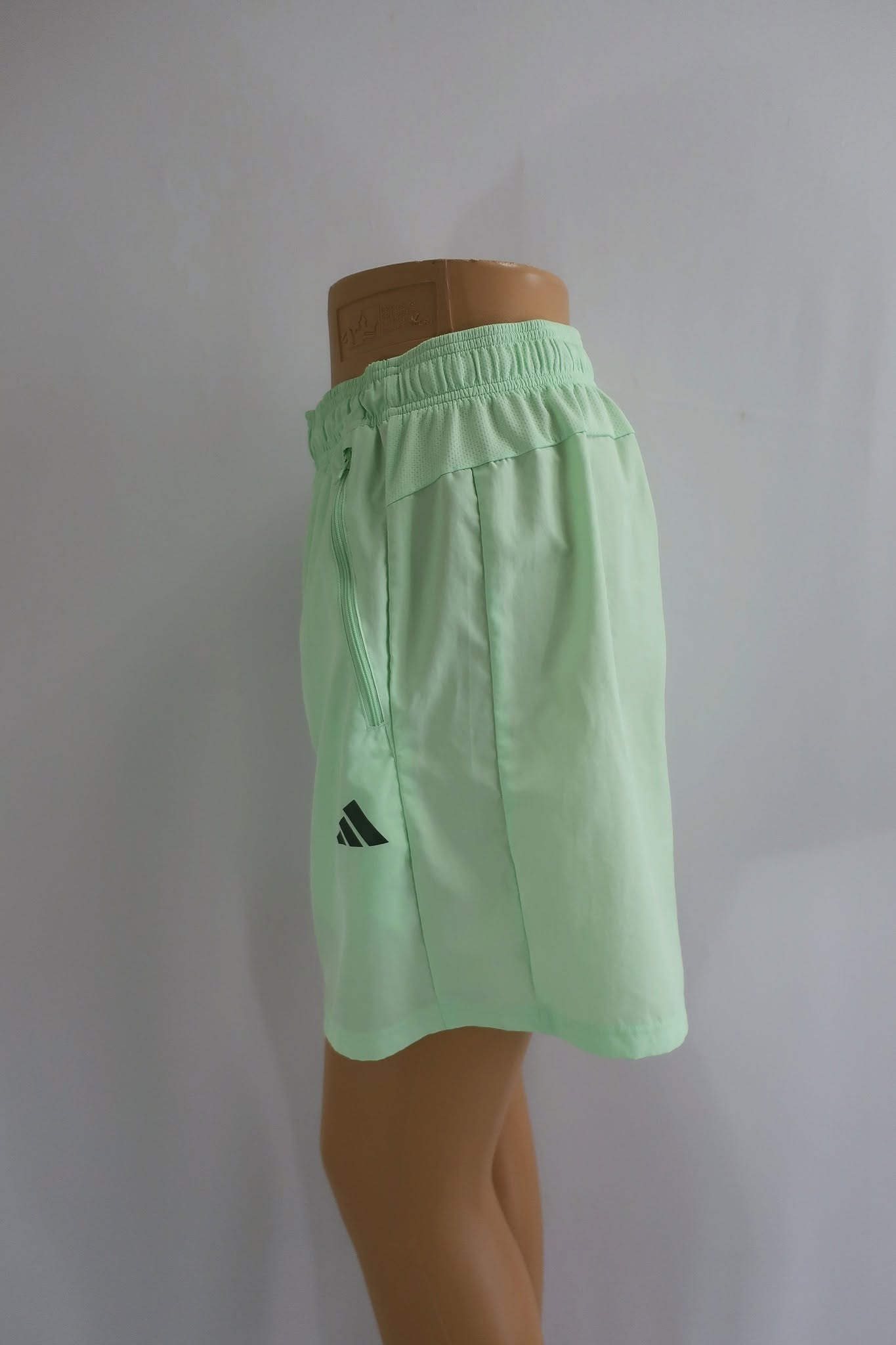 ADIDAS vyriški lengvi šortai M/L dydis