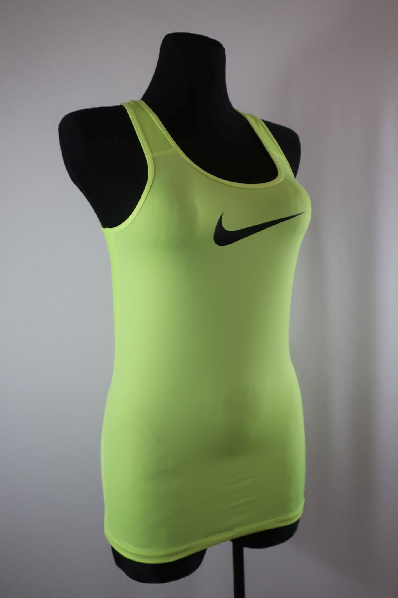 NIKE moteriški sportiniai marškinėliai M dydis