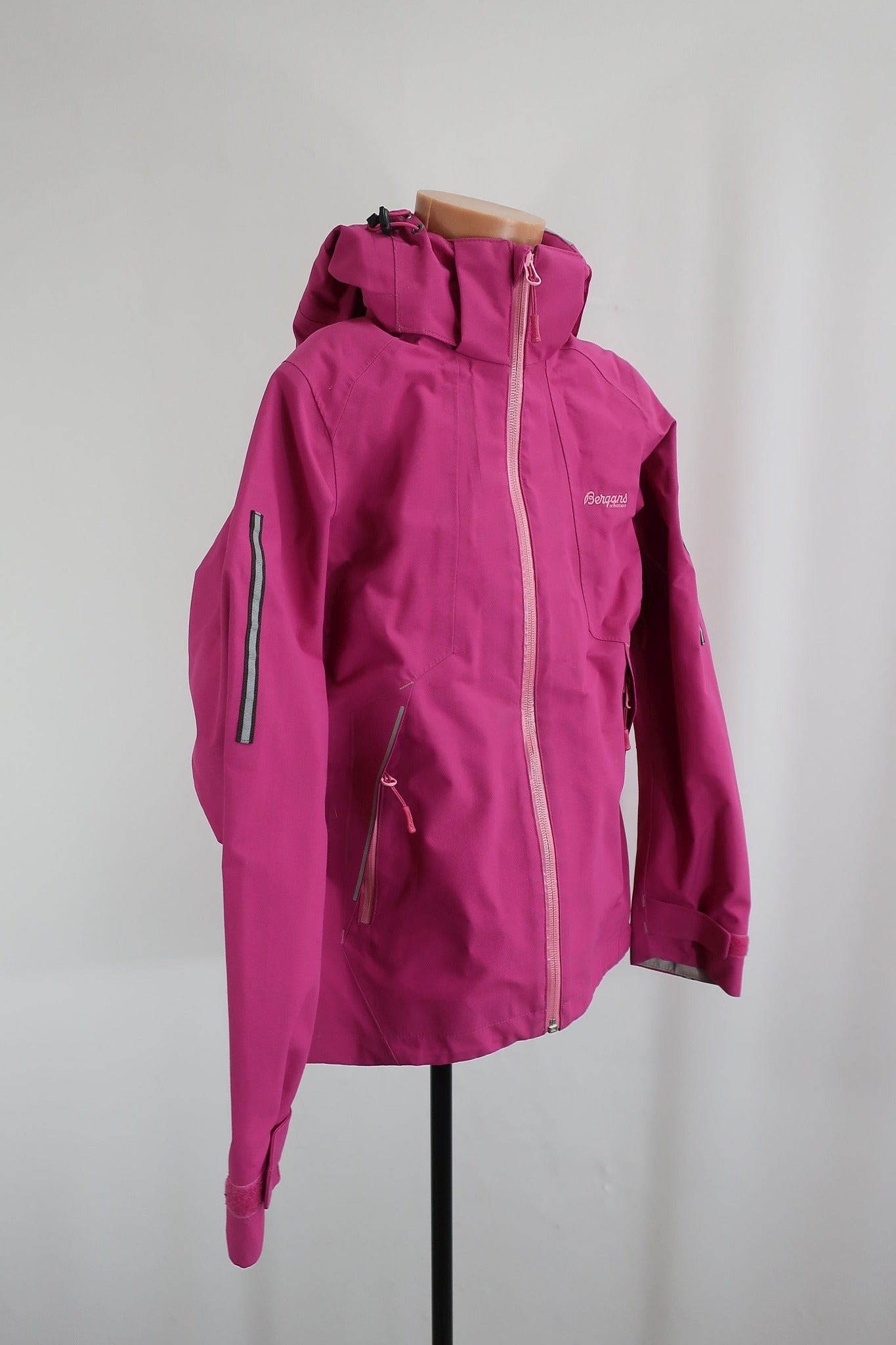 BERGANS membraninė striukė 152 ūgiui.