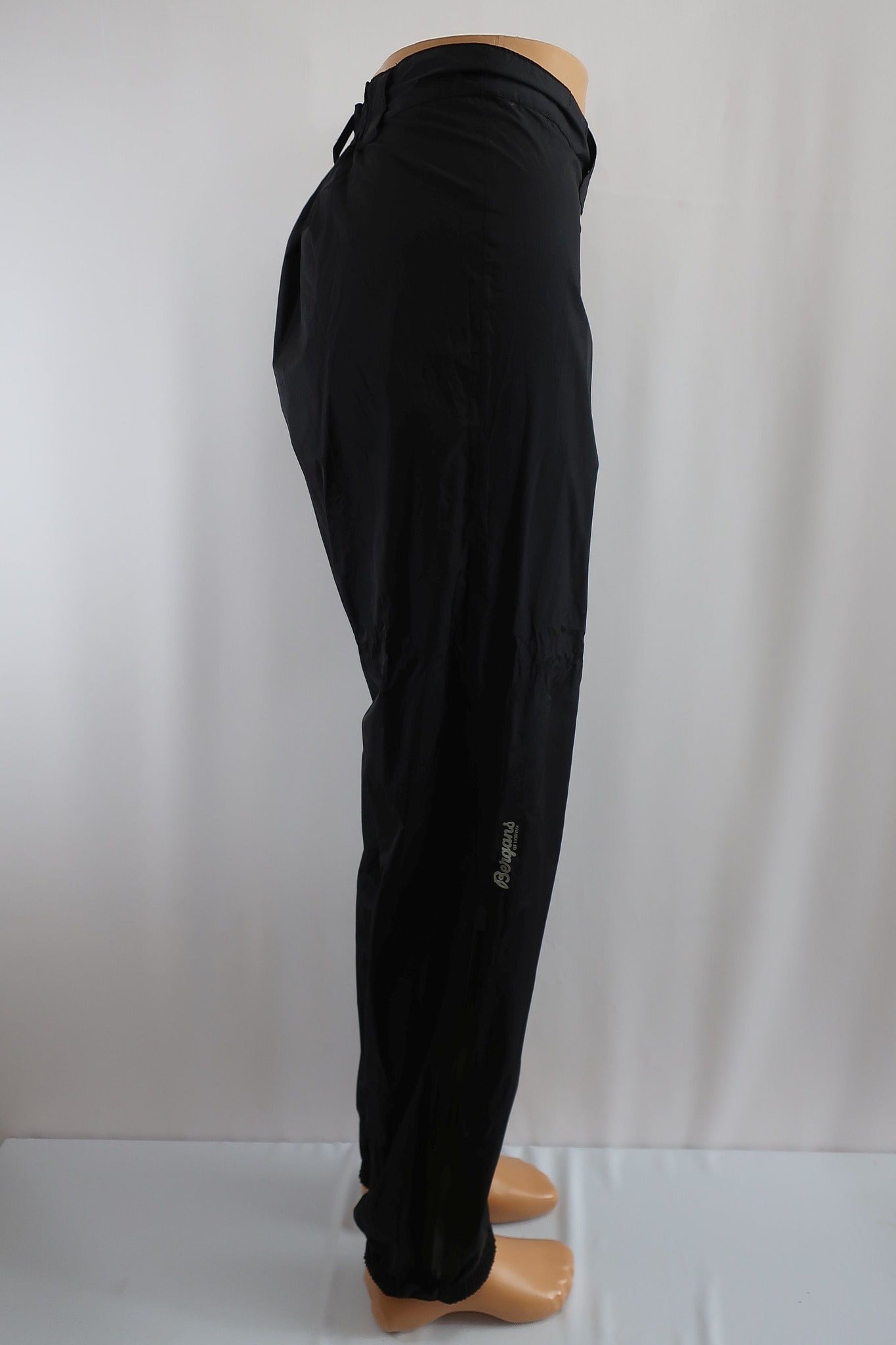 BERGANS vyriškos neperšlampančios laisvalaikio laminuotos membraninės kelnės M dydis.