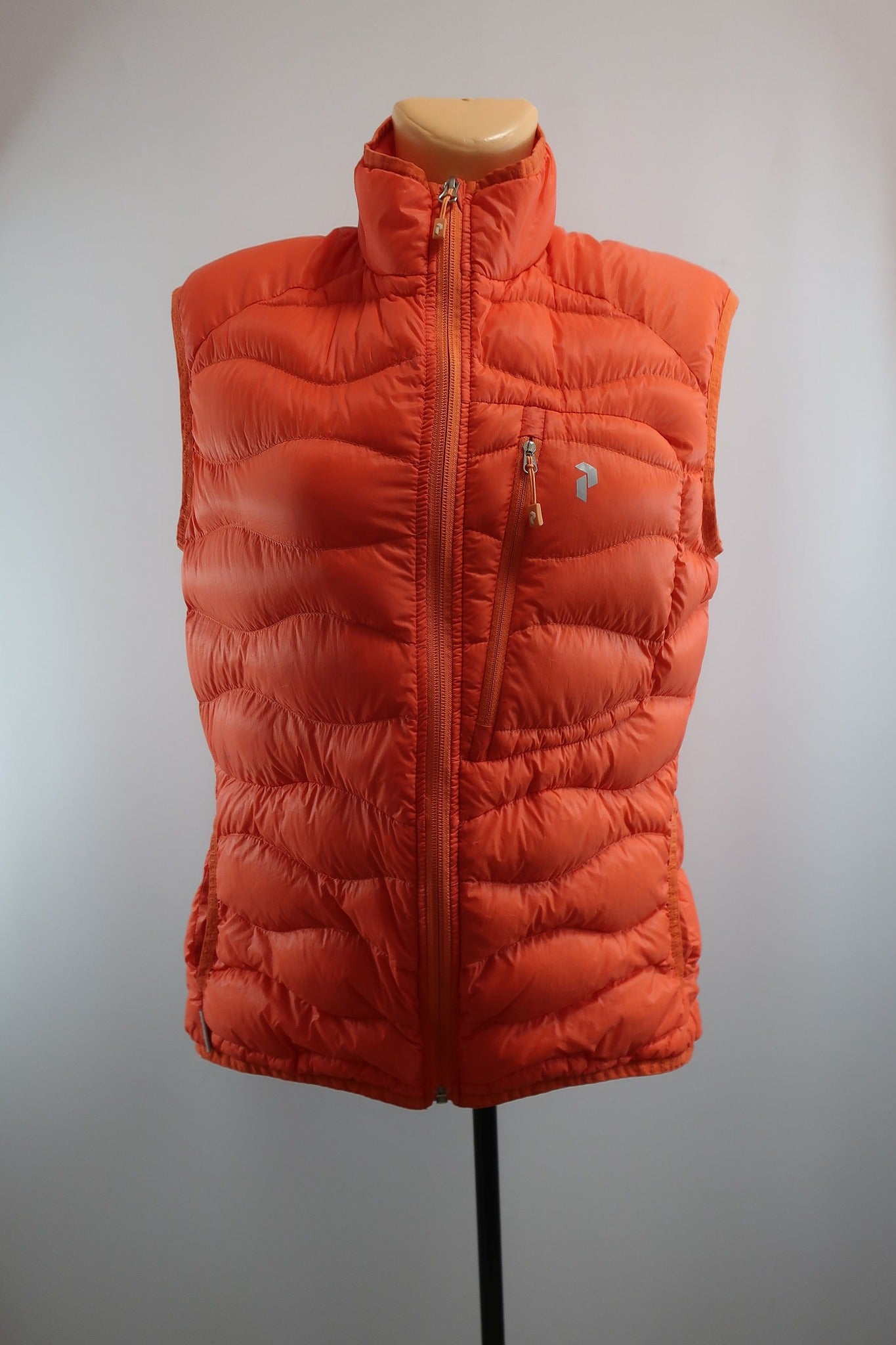 PEAK PERFORMANCE moteriška lengva pūkinė liemenė M/L dydis