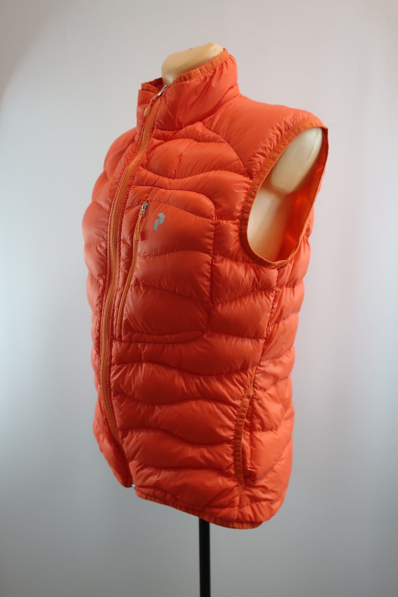 PEAK PERFORMANCE moteriška lengva pūkinė liemenė M/L dydis