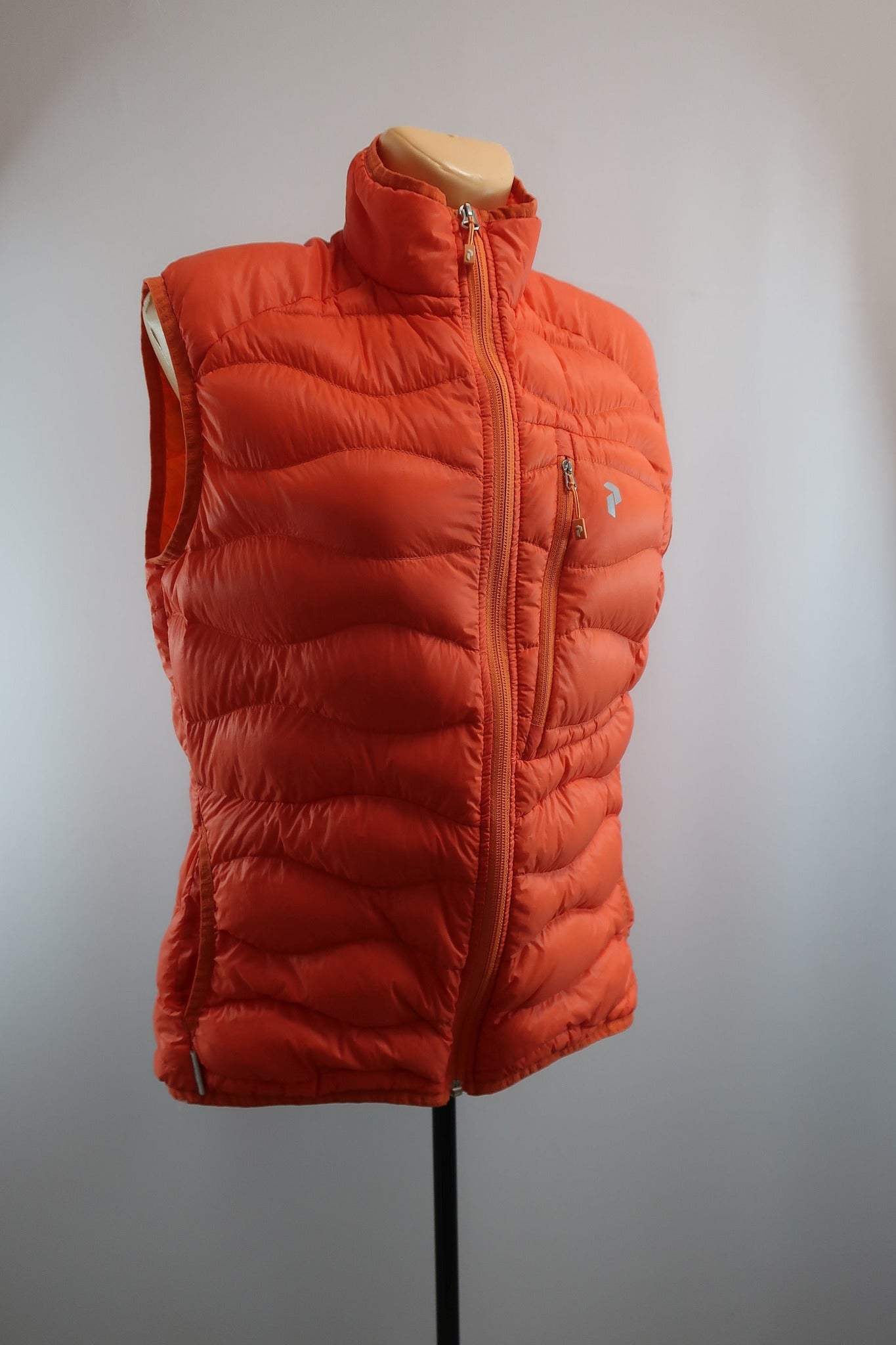 PEAK PERFORMANCE moteriška lengva pūkinė liemenė M/L dydis