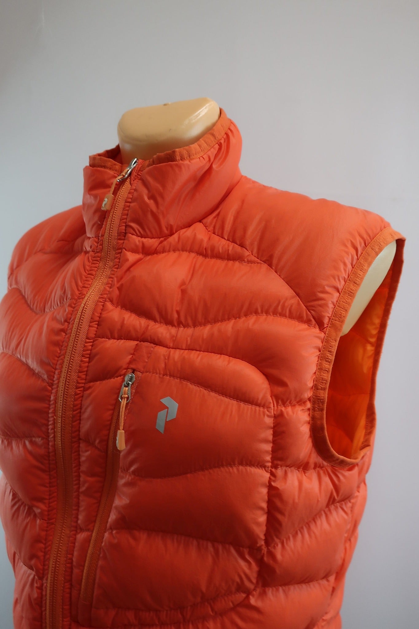 PEAK PERFORMANCE moteriška lengva pūkinė liemenė M/L dydis