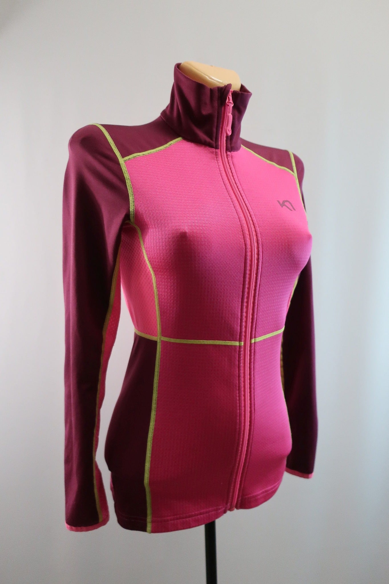 KARITRAA moteriškas sportinis džemperis/ šiltukas XS dydis