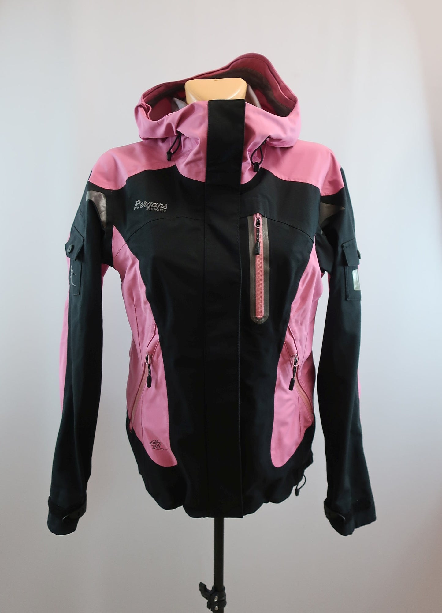 BERGANS moteriška membraninė striukė S dydis.
