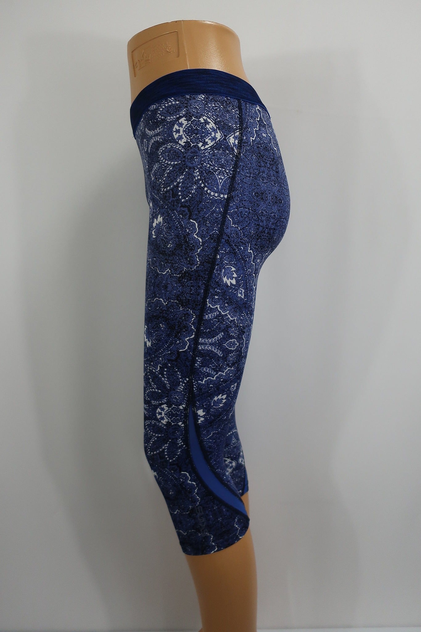 SKINS moteriškos kompresinės sportinės tamprės/ilgesni šortai M dydis