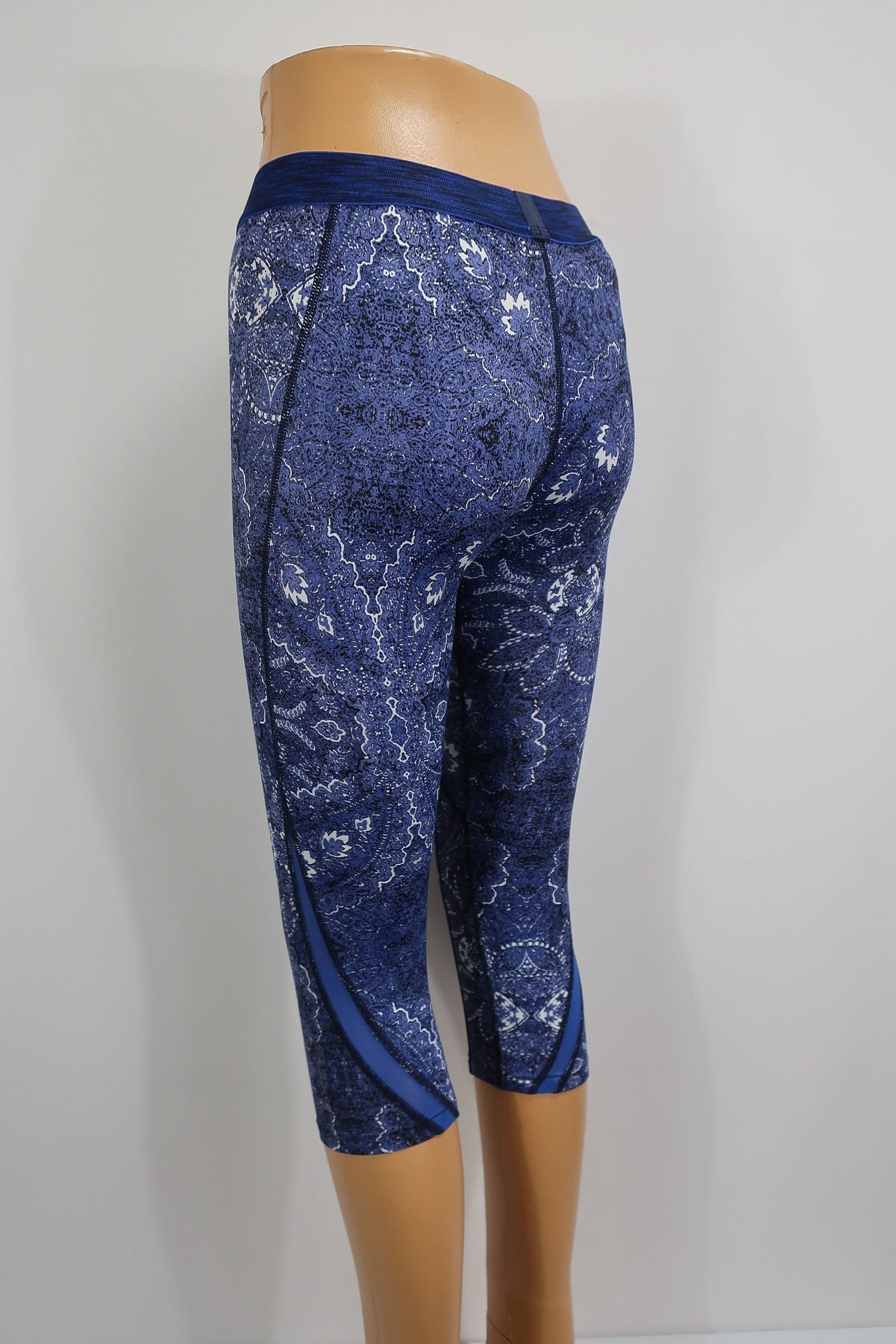 SKINS moteriškos kompresinės sportinės tamprės/ilgesni šortai M dydis