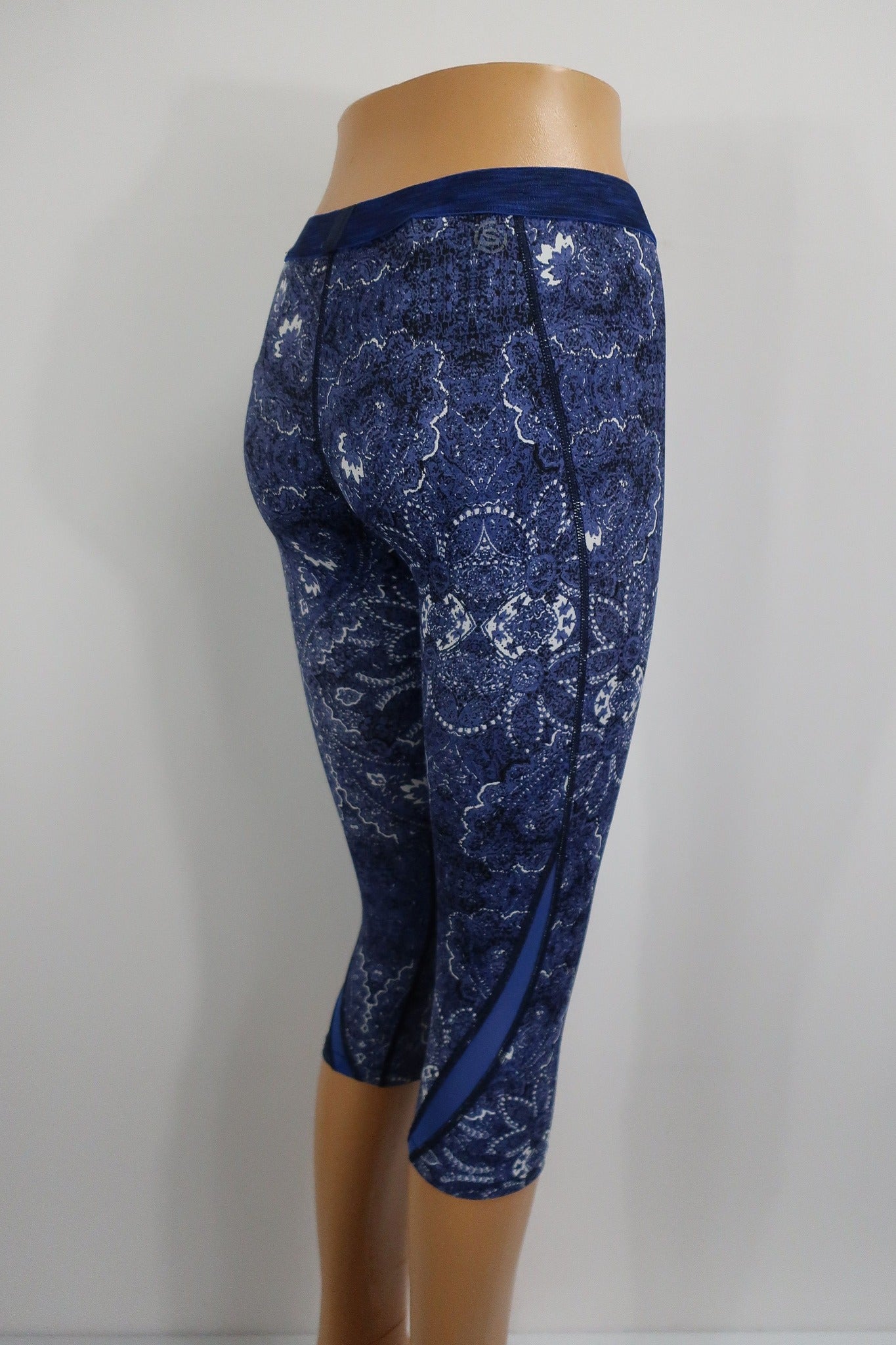 SKINS moteriškos kompresinės sportinės tamprės/ilgesni šortai M dydis