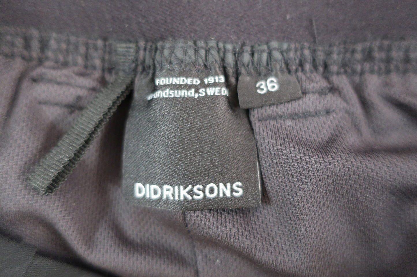 DIDRIKSONS naujas laisvalaikio sijonas su šortai 36/38 dydis
