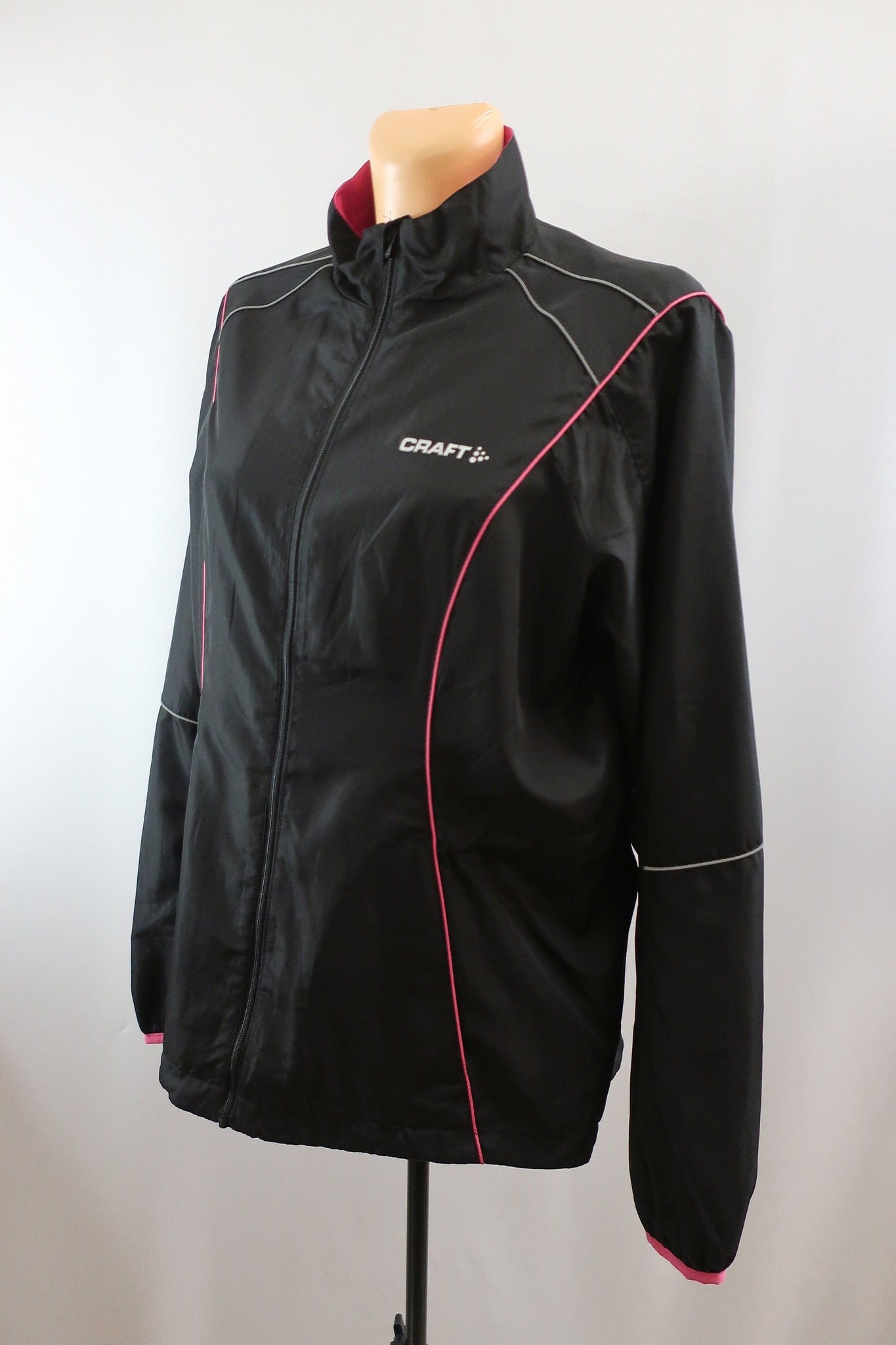 CRAFT moteriškas sportinis komplektas - švarkas ir kelnės L dydis