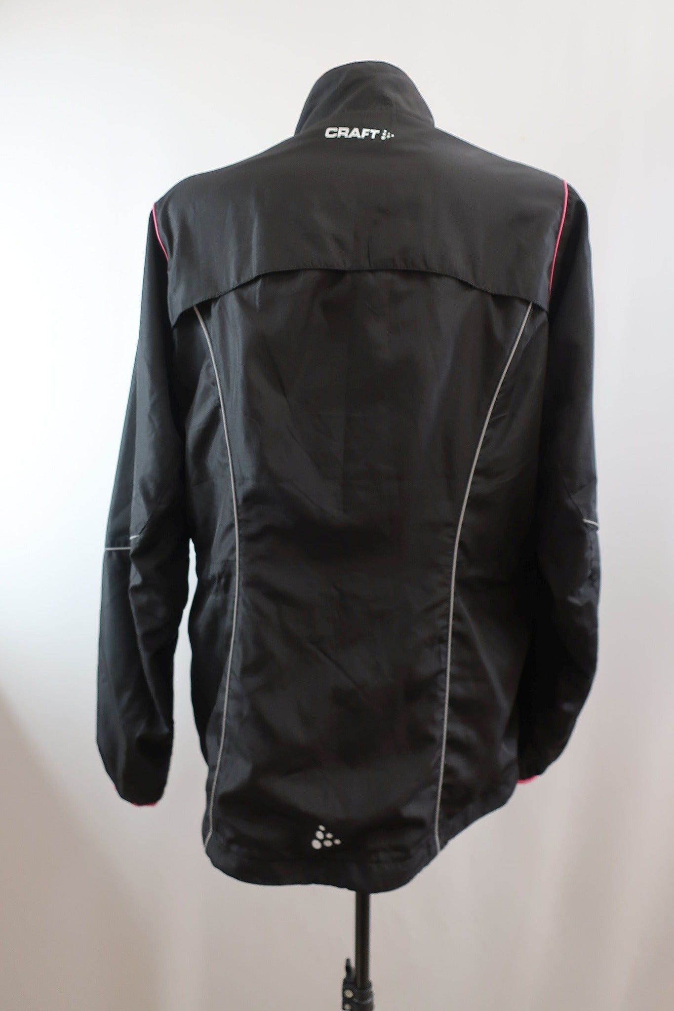 CRAFT moteriškas sportinis komplektas - švarkas ir kelnės L dydis