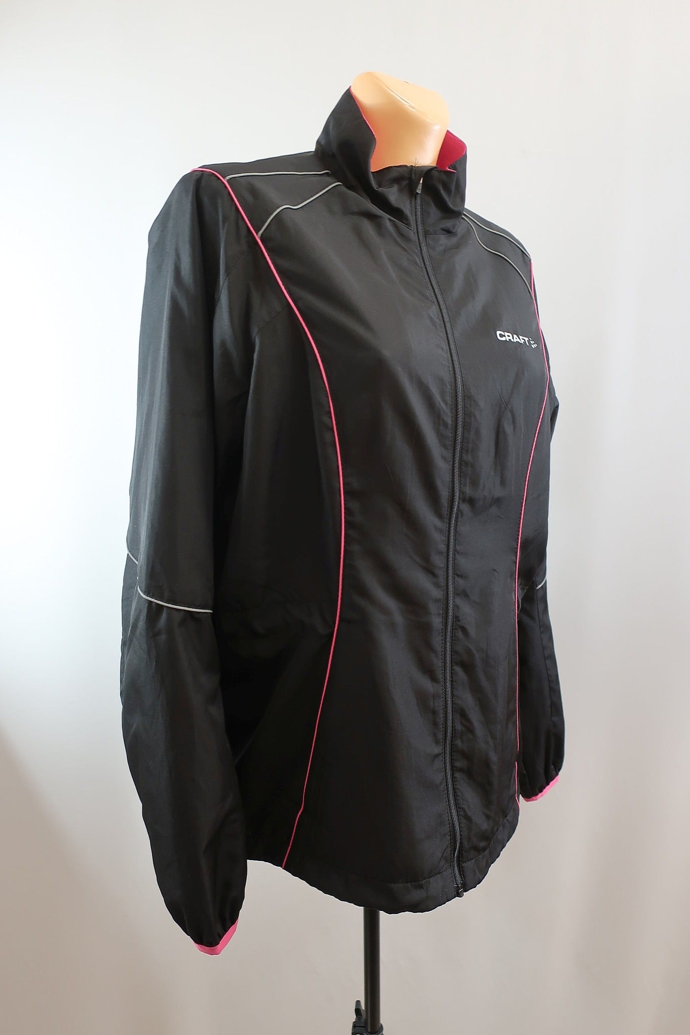 CRAFT moteriškas sportinis komplektas - švarkas ir kelnės L dydis